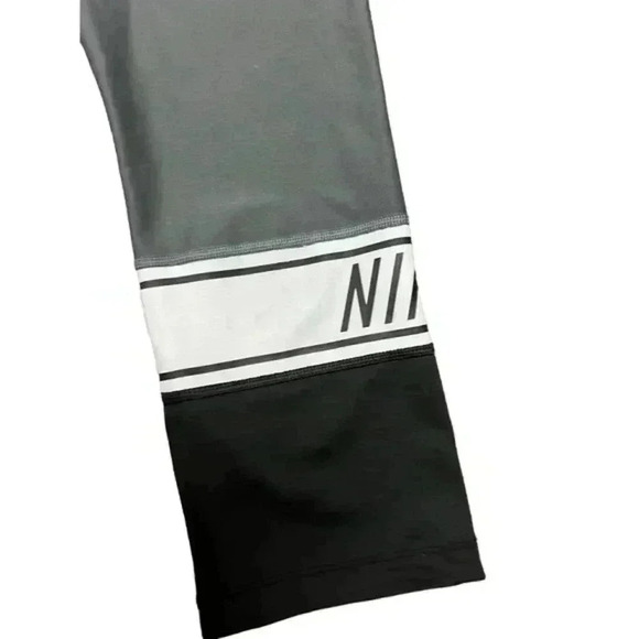 Nike Women's Power Victory Training Crop Leggings - Picture 2 of 9